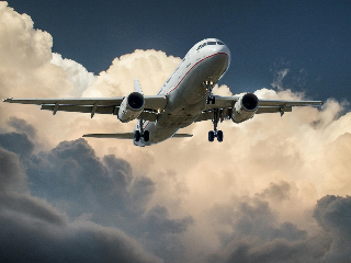 Si sposano in aereo tra Milano e Madrid, Ivano e Federica dicono sì tra le nuvole